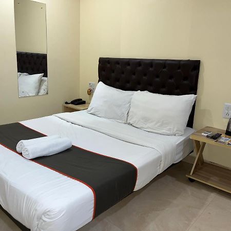 U Life Hotel Mumbai Exterior foto