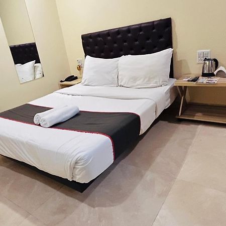U Life Hotel Mumbai Exterior foto