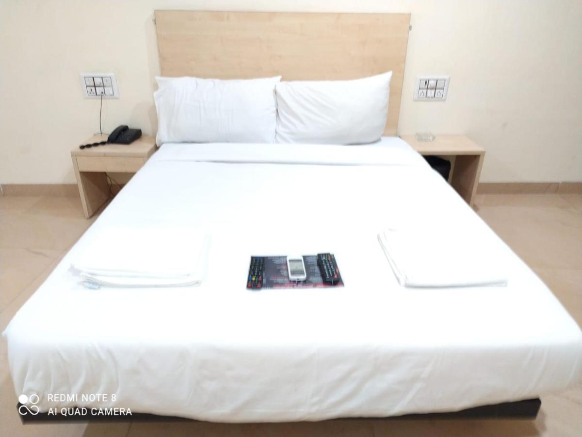 U Life Hotel Mumbai Exterior foto